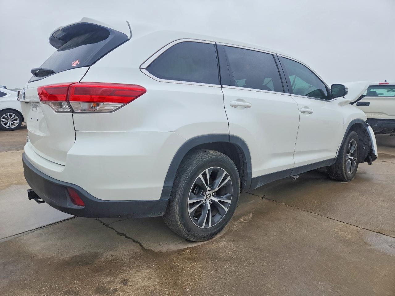 2019 TOYOTA HIGHLANDER LE photo 5