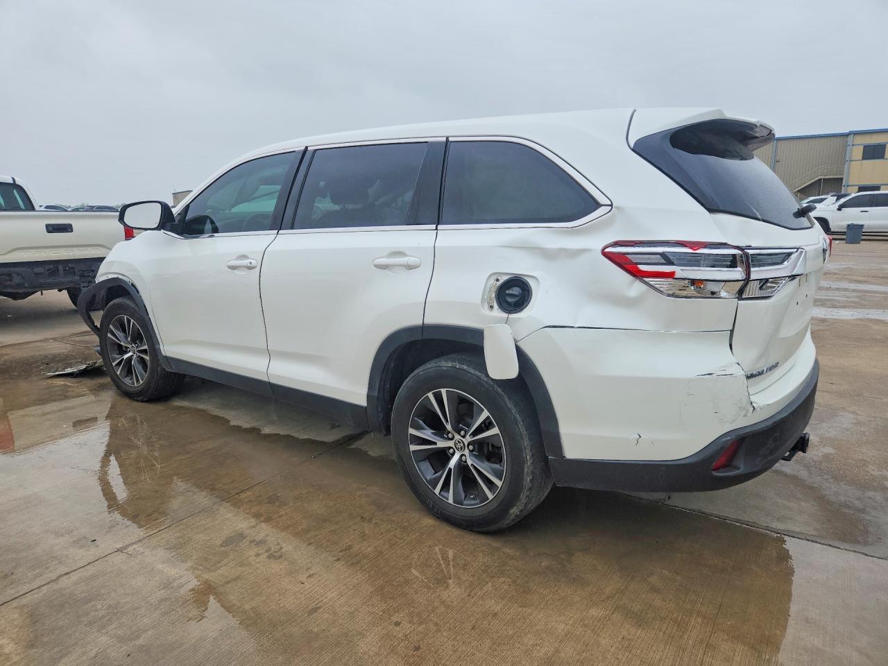 2019 TOYOTA HIGHLANDER LE photo 3