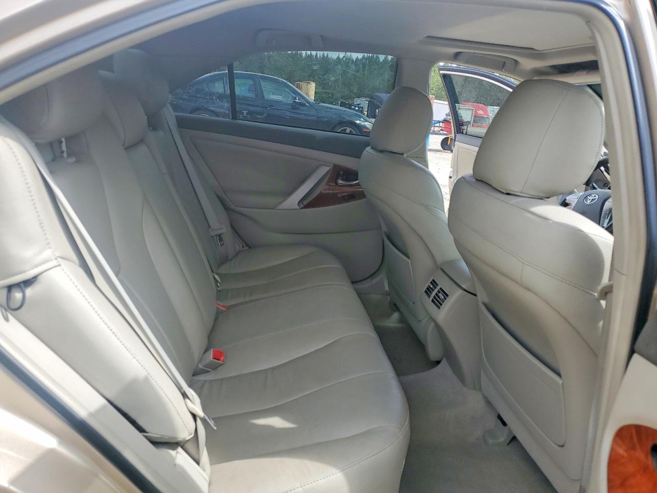 2010 TOYOTA CAMRY XLE photo 19