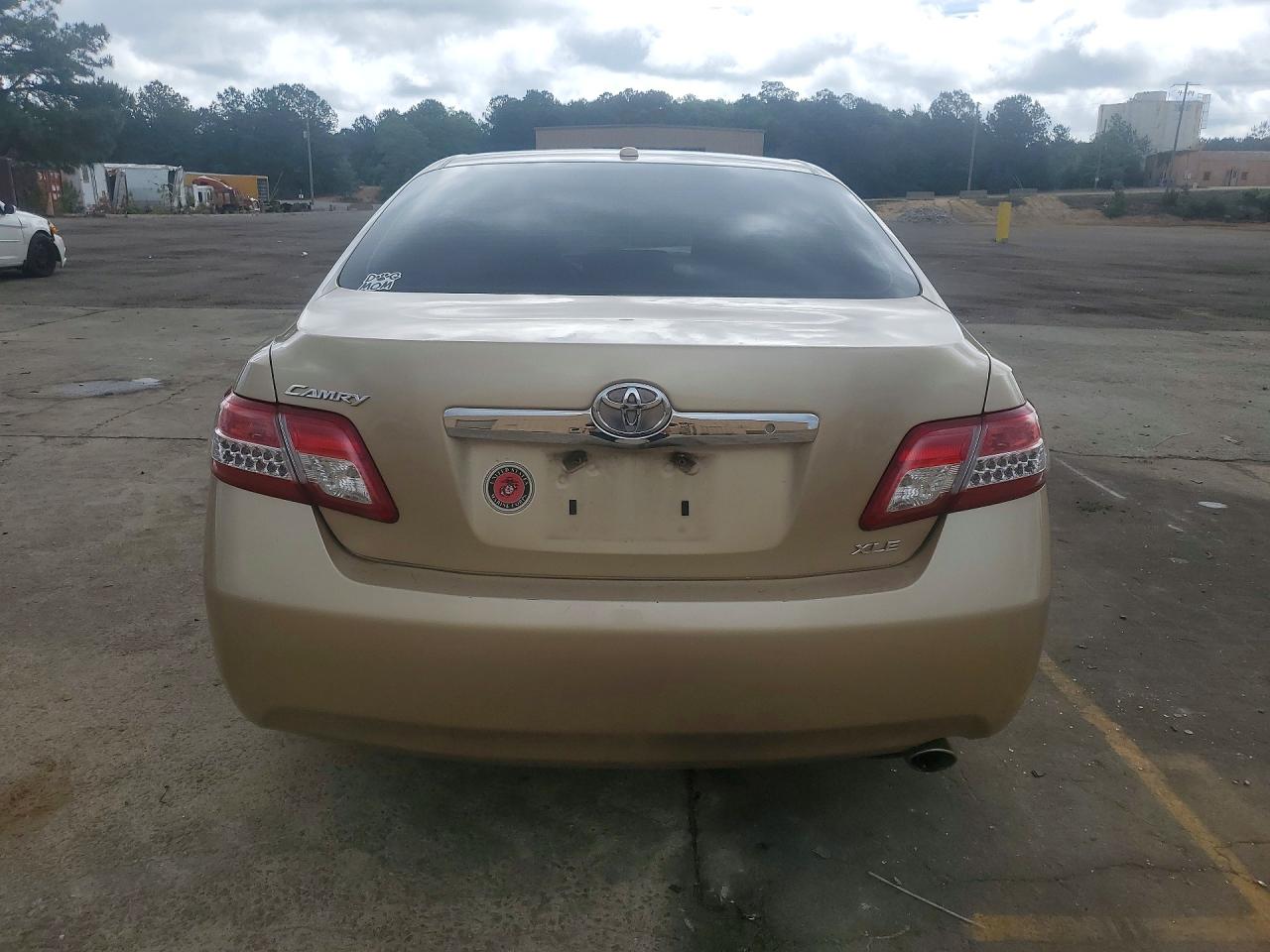 2010 TOYOTA CAMRY XLE photo 11