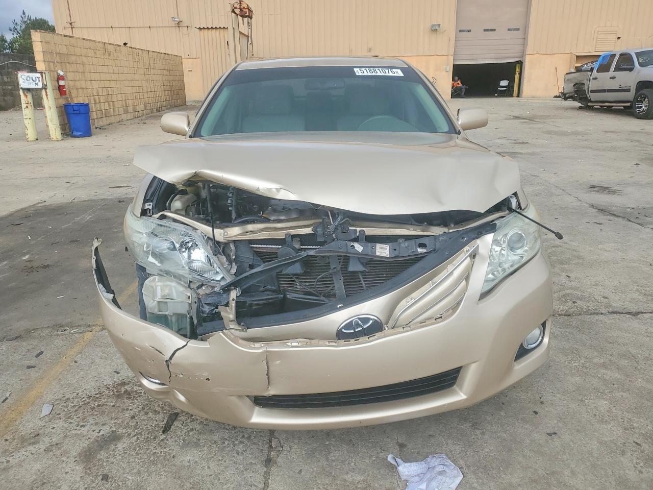 2010 TOYOTA CAMRY XLE photo 9
