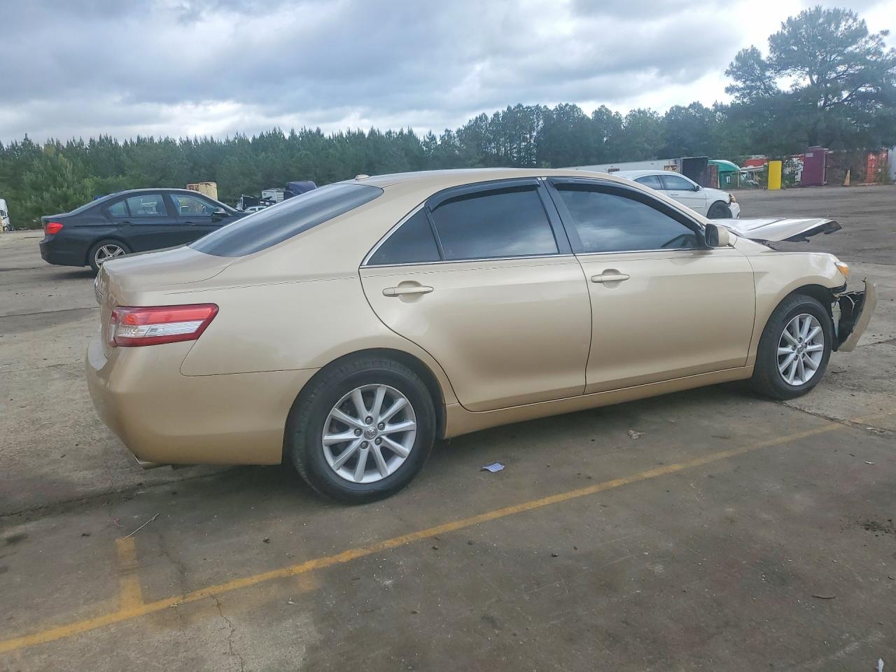 2010 TOYOTA CAMRY XLE photo 5