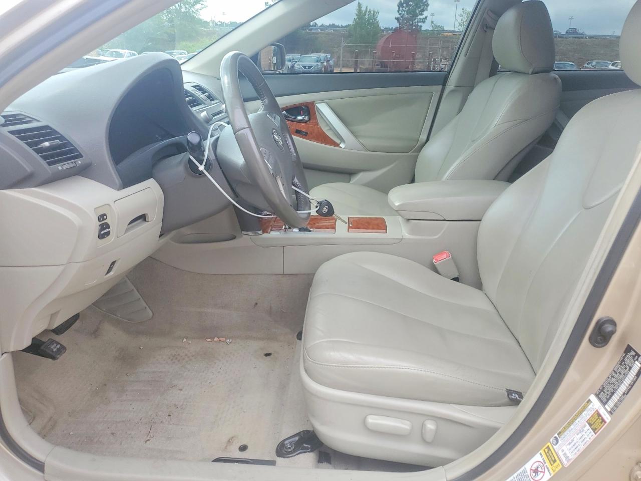 2010 TOYOTA CAMRY XLE photo 13