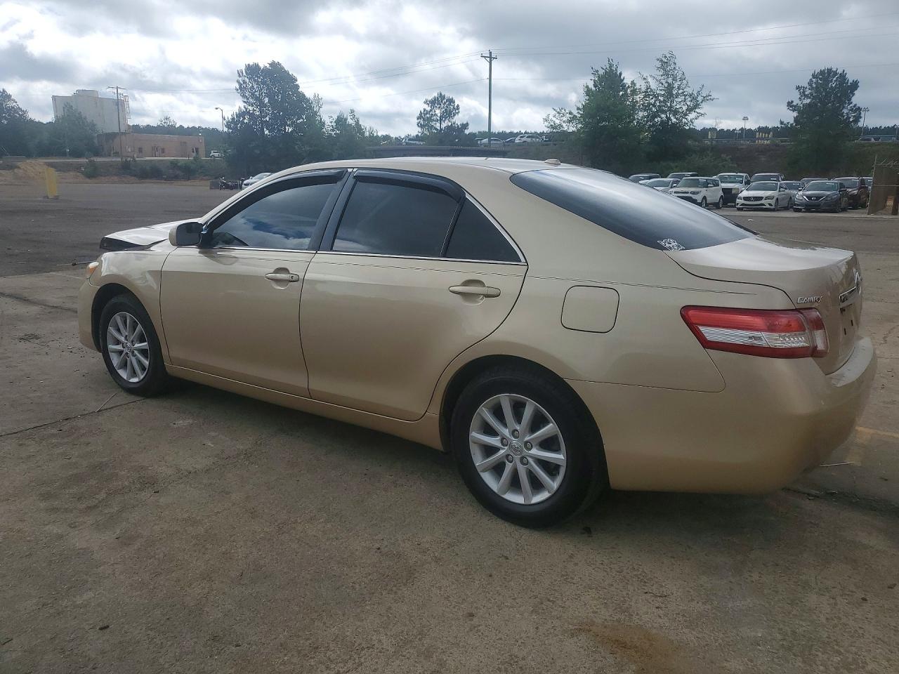 2010 TOYOTA CAMRY XLE photo 3
