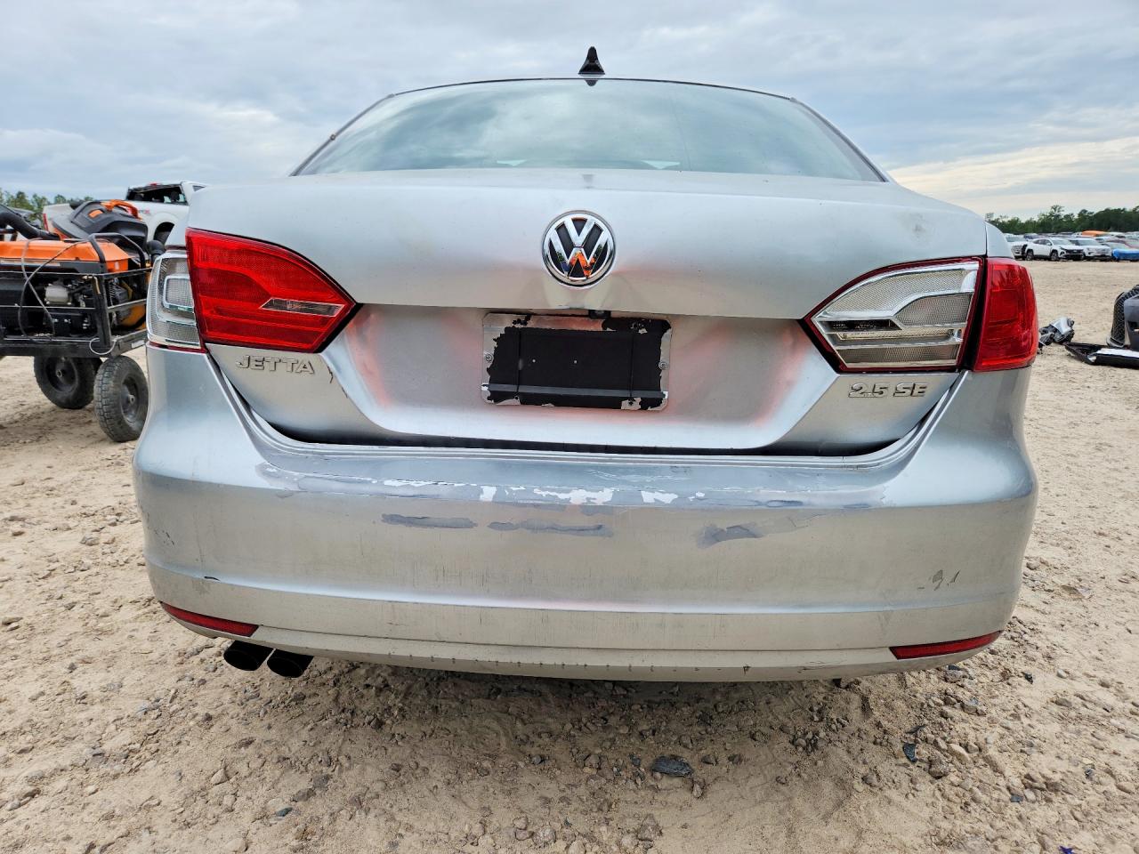 2011 VOLKSWAGEN JETTA SE photo 6