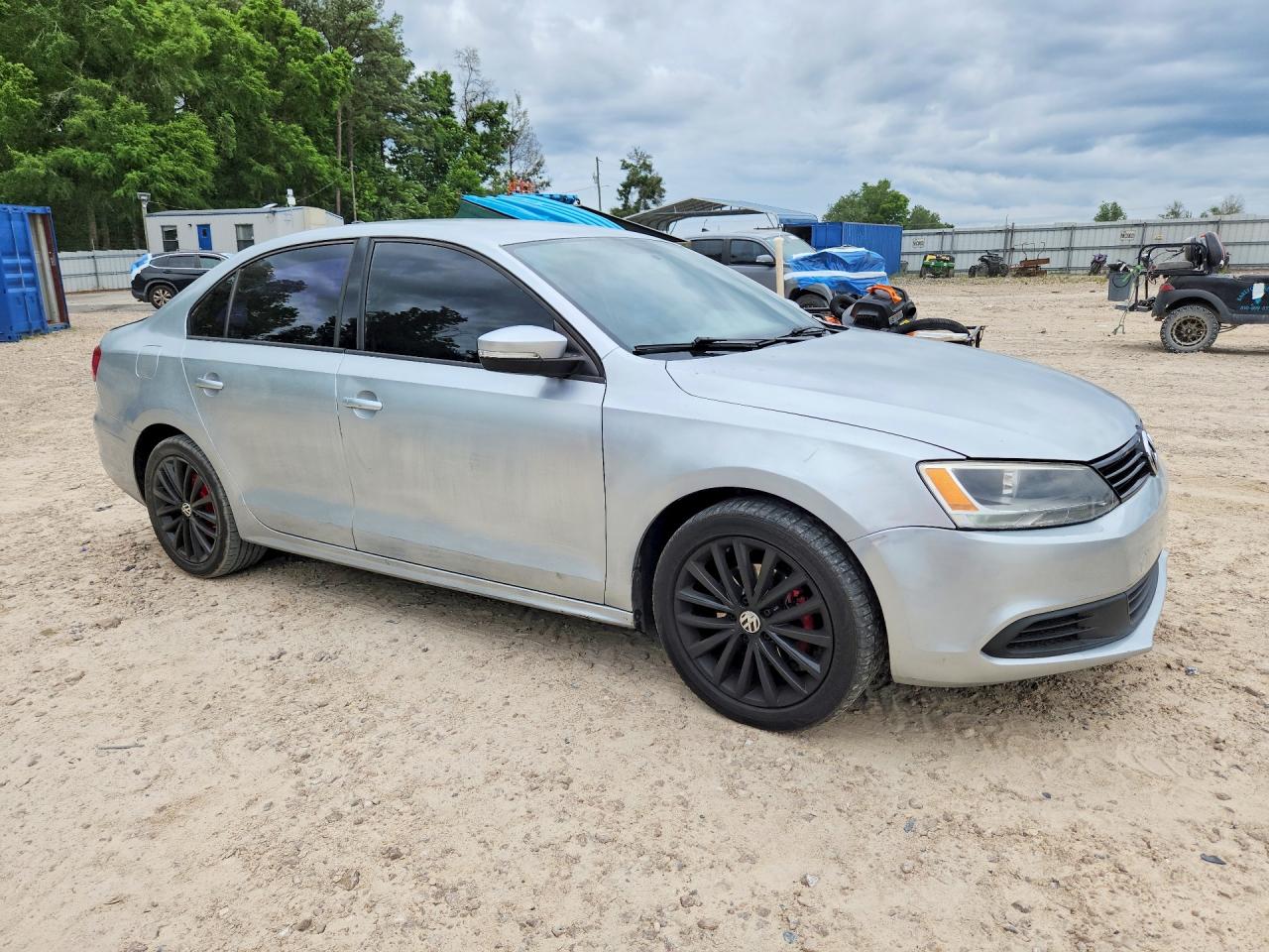 2011 VOLKSWAGEN JETTA SE photo 4