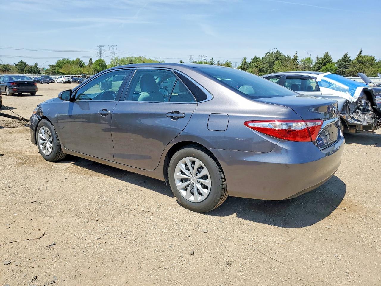 2015 TOYOTA CAMRY LE photo 3
