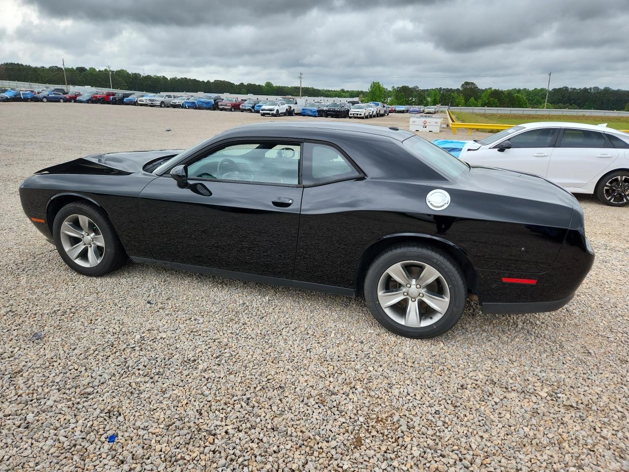 2016 DODGE CHALLENGER SXT photo 3