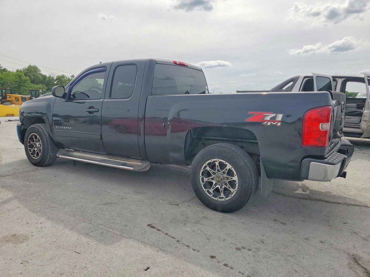 2010 CHEVROLET SILVERADO K1500 LT photo 2