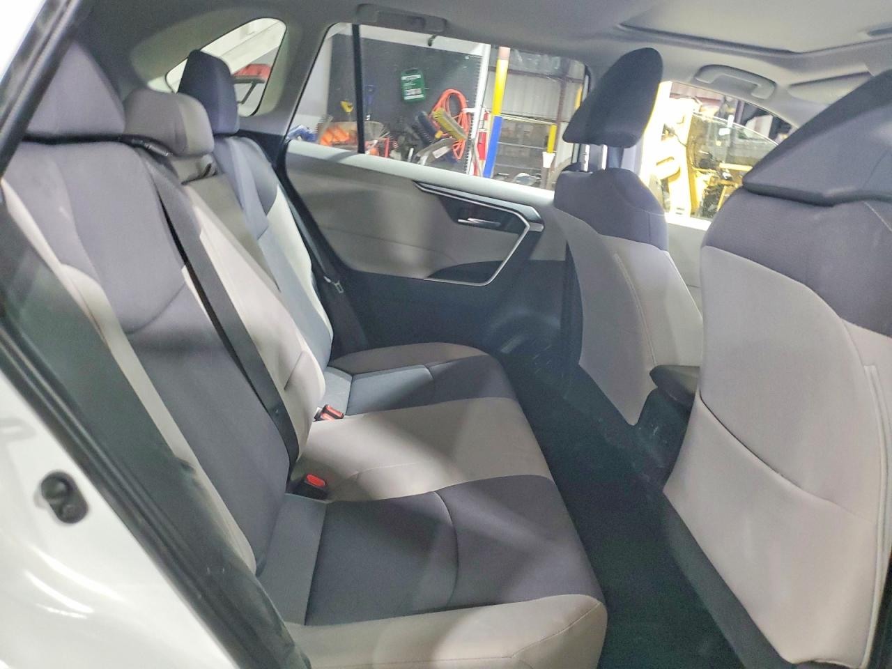 2019 TOYOTA RAV4 XLE photo 31