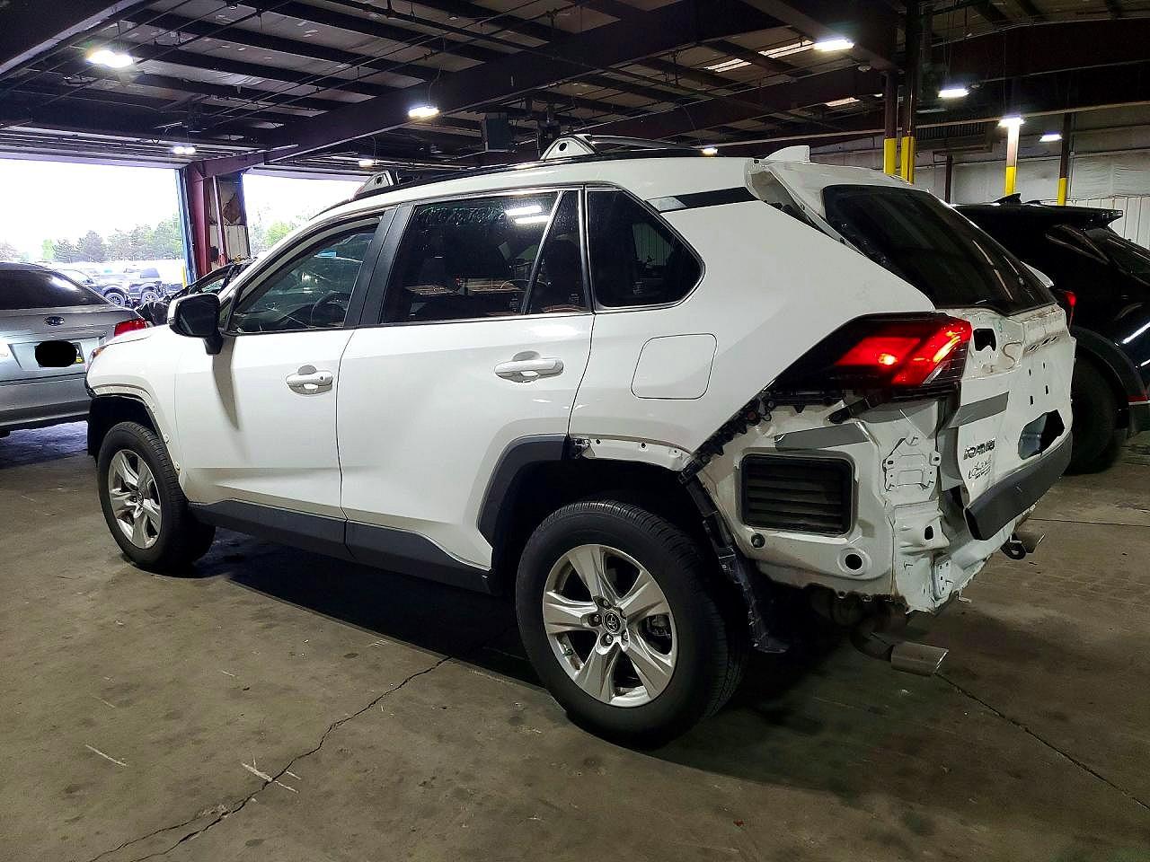 2019 TOYOTA RAV4 XLE photo 4