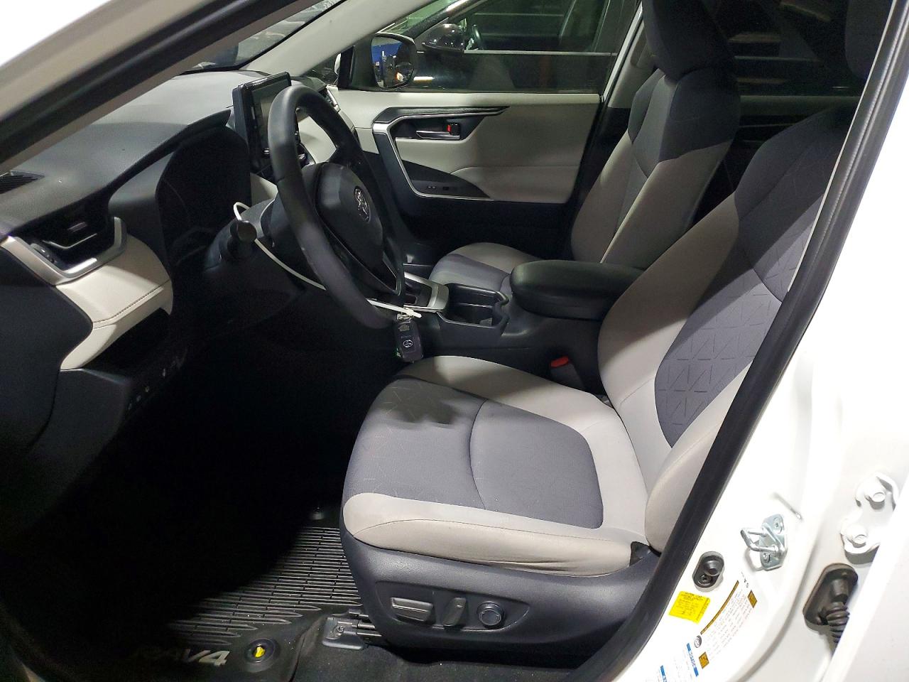 2019 TOYOTA RAV4 XLE photo 19