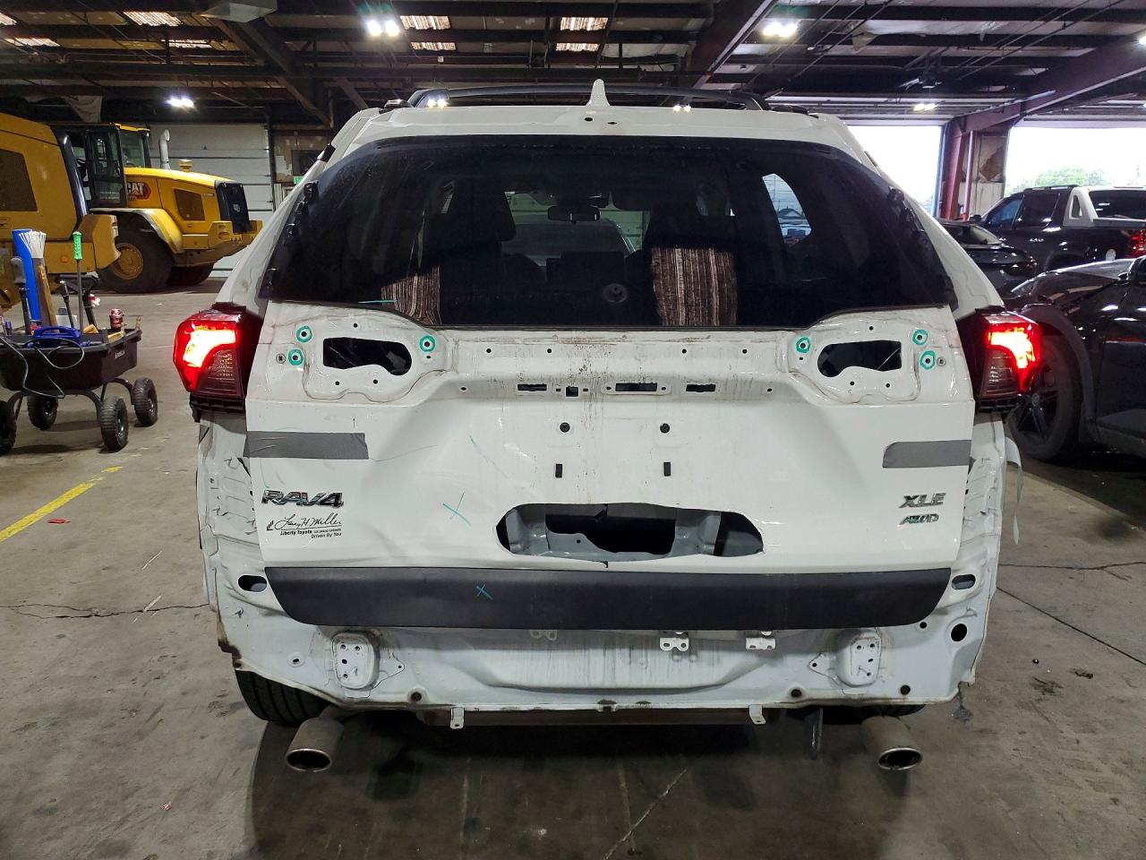 2019 TOYOTA RAV4 XLE photo 16