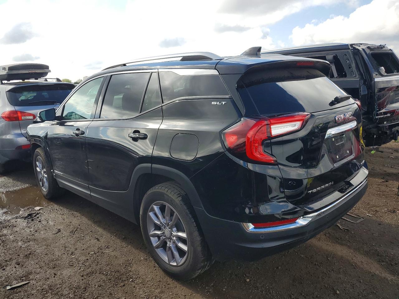 2024 GMC TERRAIN SLT photo 2