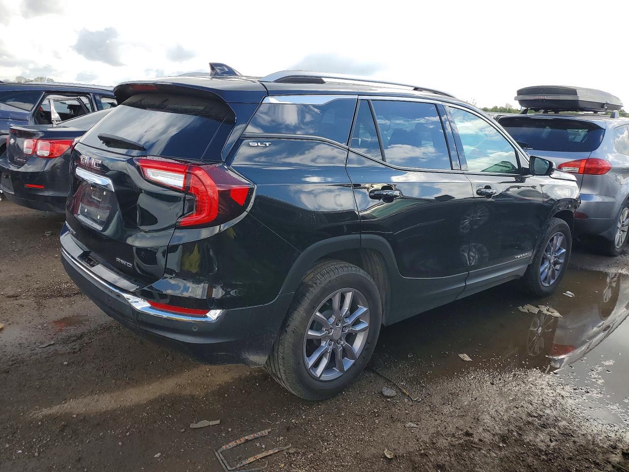 2024 GMC TERRAIN SLT photo 3