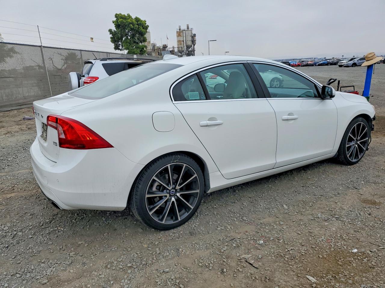 2016 VOLVO S60 PREMIER photo 3