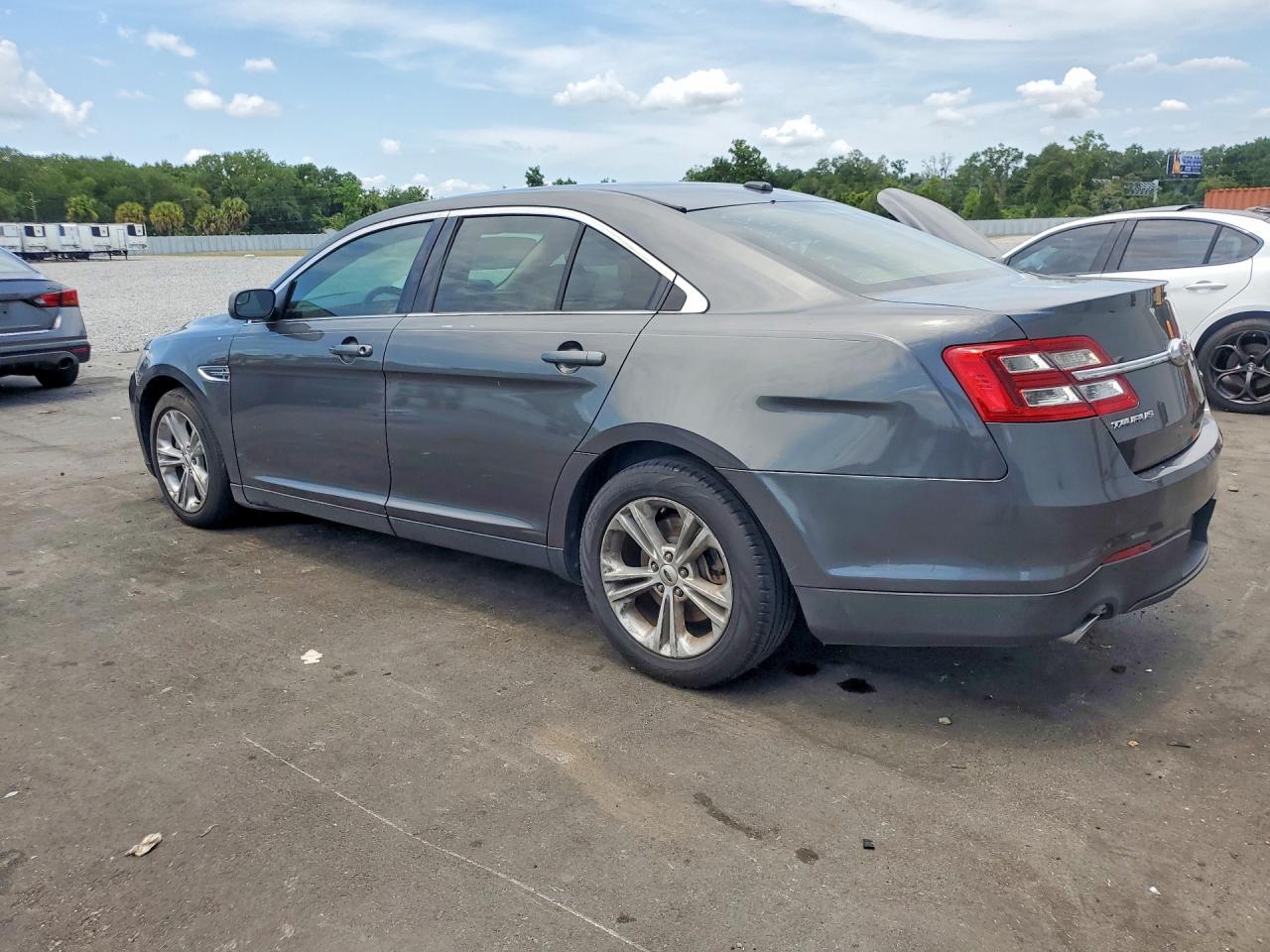 2018 FORD TAURUS SE photo 2