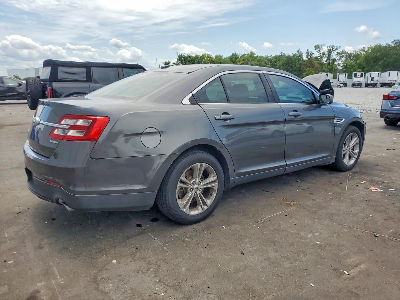 2018 FORD TAURUS SE photo 3