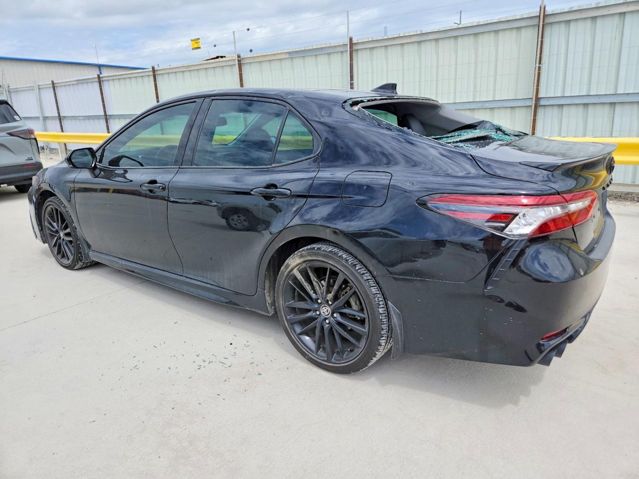2022 TOYOTA CAMRY XSE photo 2