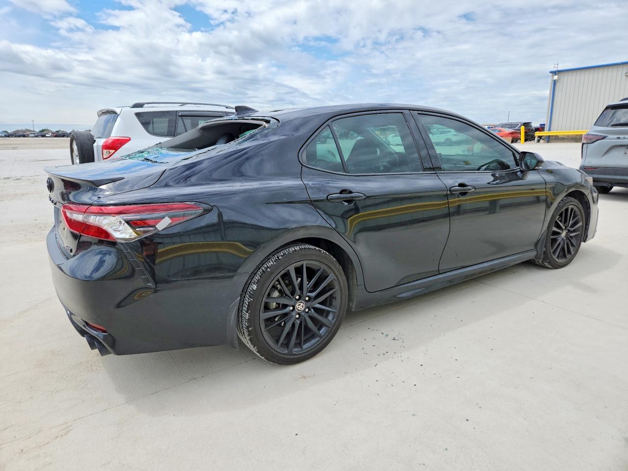 2022 TOYOTA CAMRY XSE photo 3