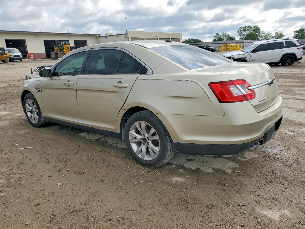 2010 FORD TAURUS SEL photo 2