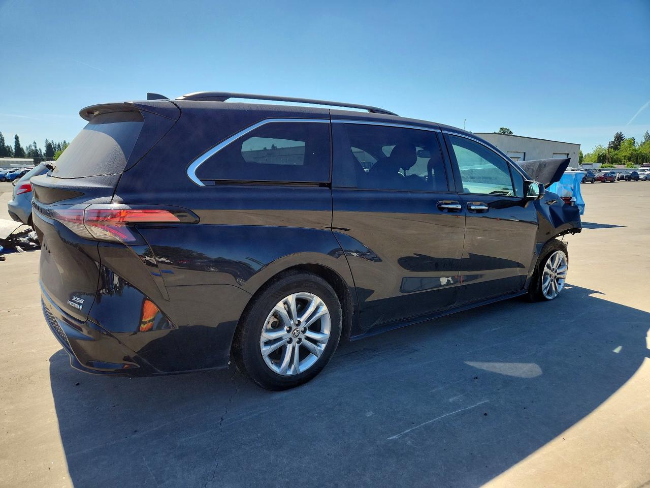 2022 TOYOTA SIENNA XSE photo 3