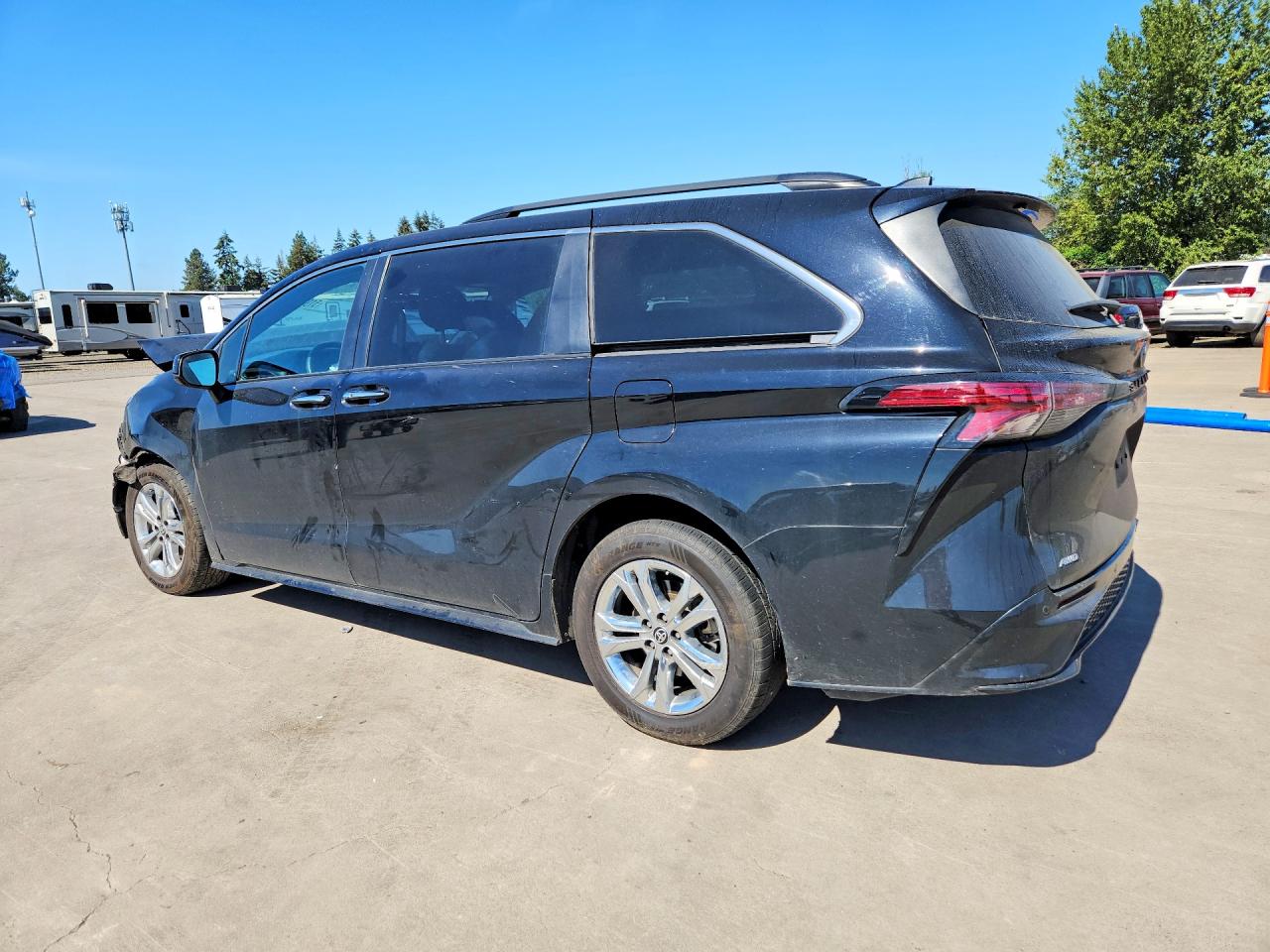2022 TOYOTA SIENNA XSE photo 2