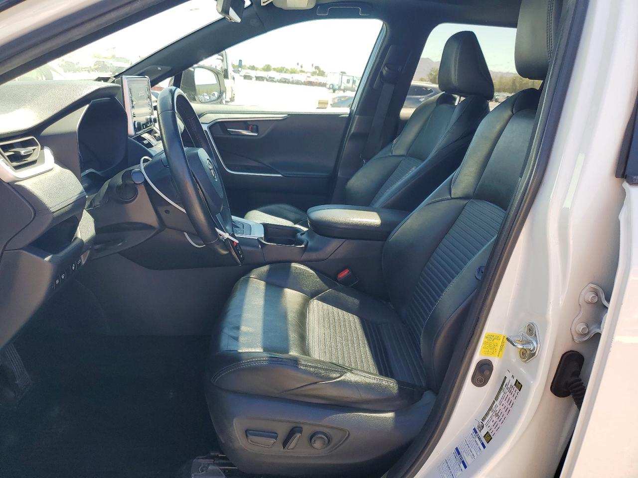 2021 TOYOTA RAV4 XSE photo 13
