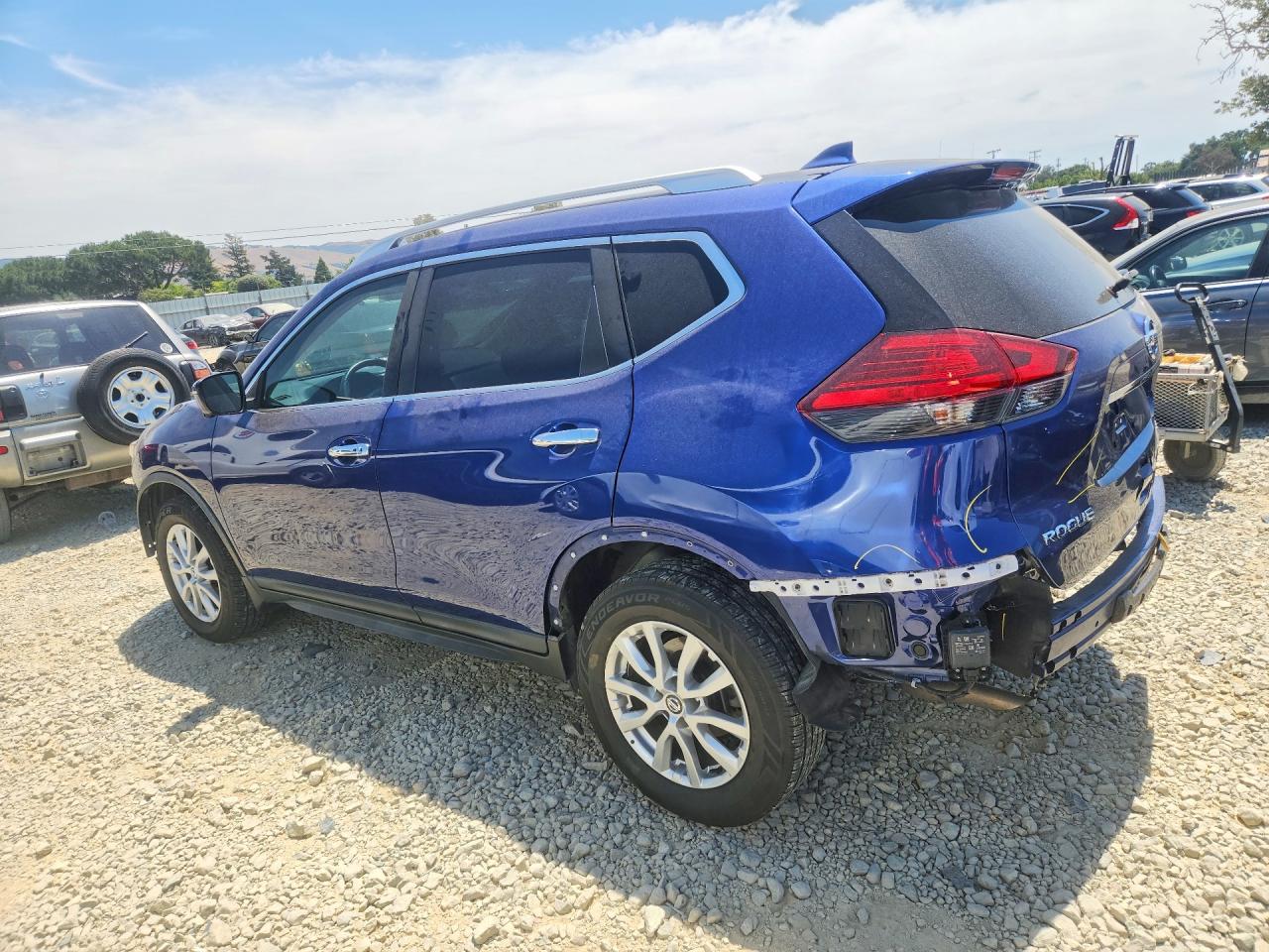 2017 NISSAN ROGUE photo 4