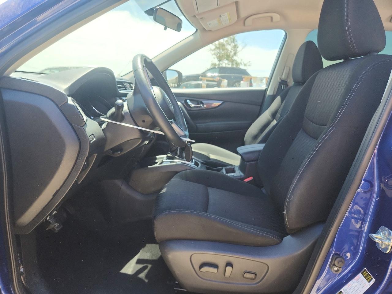 2017 NISSAN ROGUE photo 19