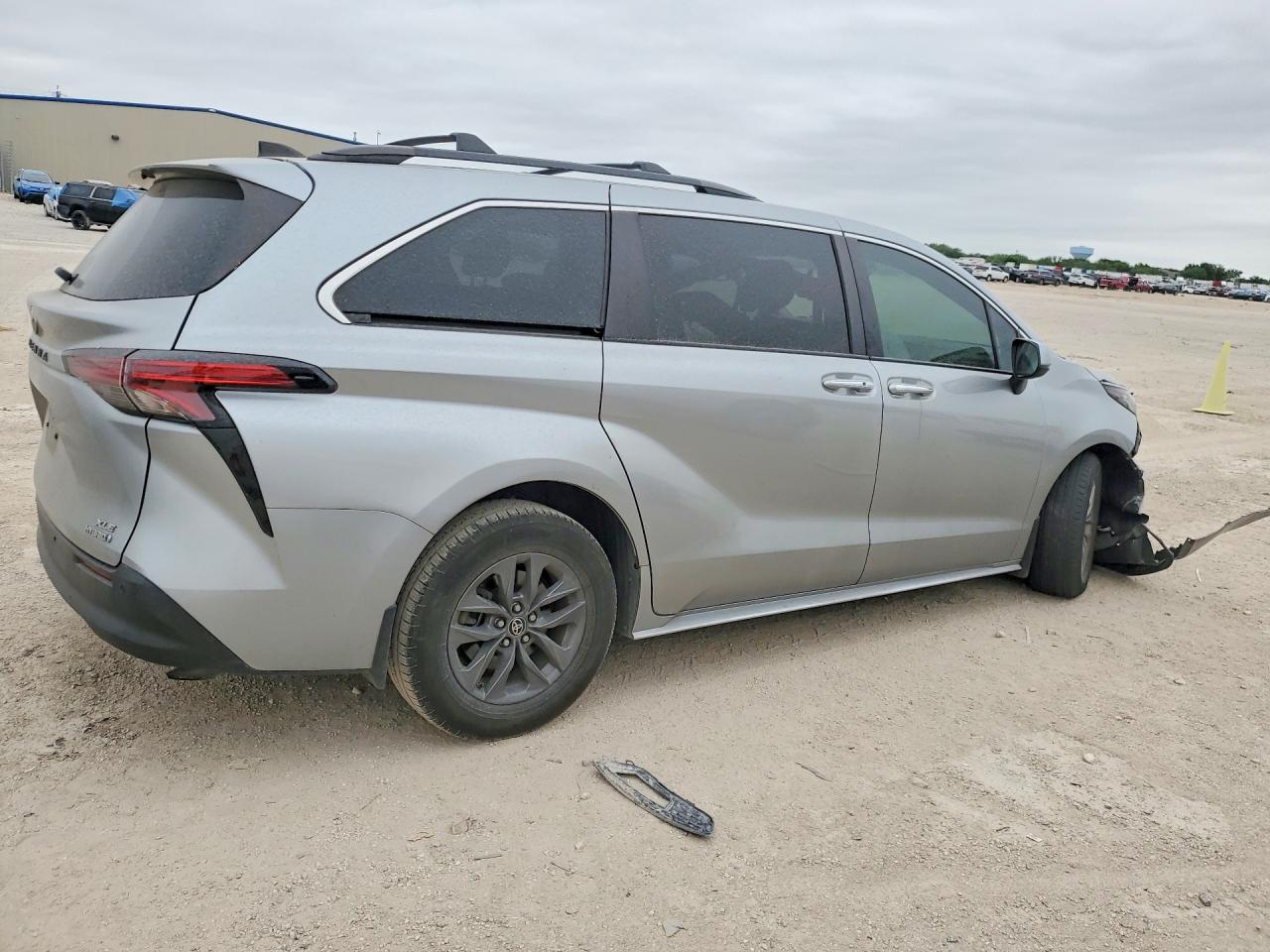 2021 TOYOTA SIENNA XLE photo 5