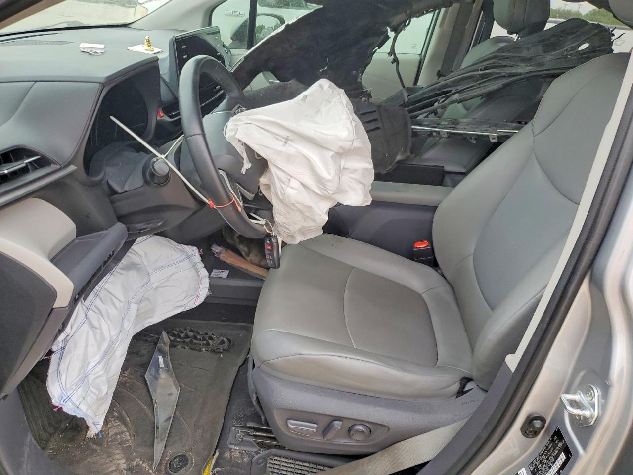 2021 TOYOTA SIENNA XLE photo 13