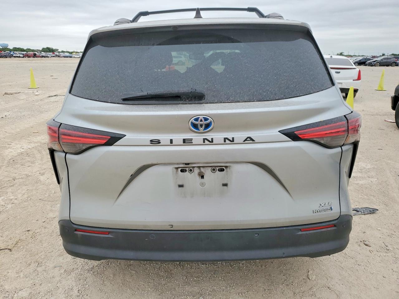 2021 TOYOTA SIENNA XLE photo 11