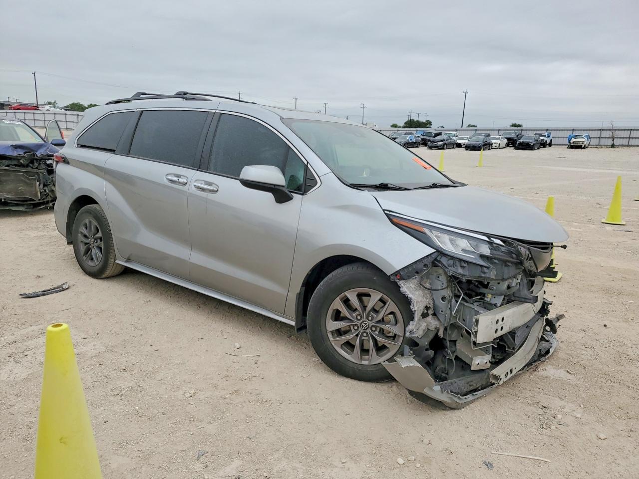 2021 TOYOTA SIENNA XLE photo 7