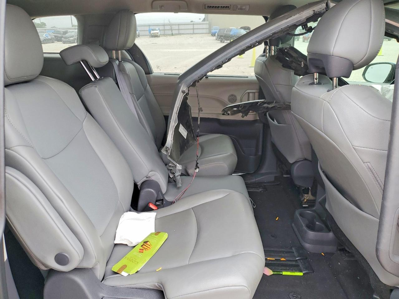 2021 TOYOTA SIENNA XLE photo 21