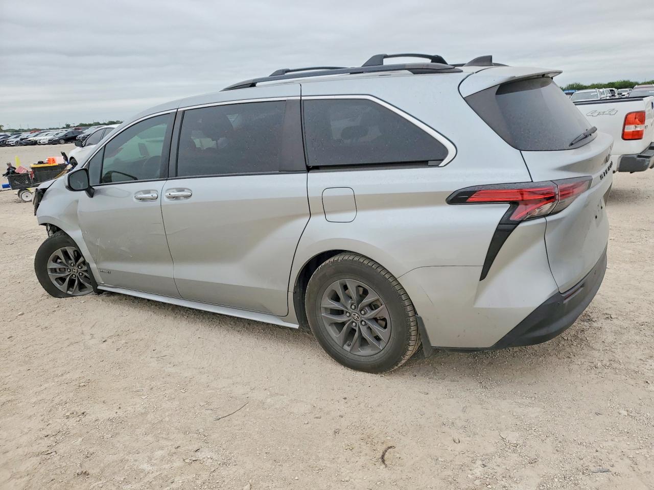 2021 TOYOTA SIENNA XLE photo 3