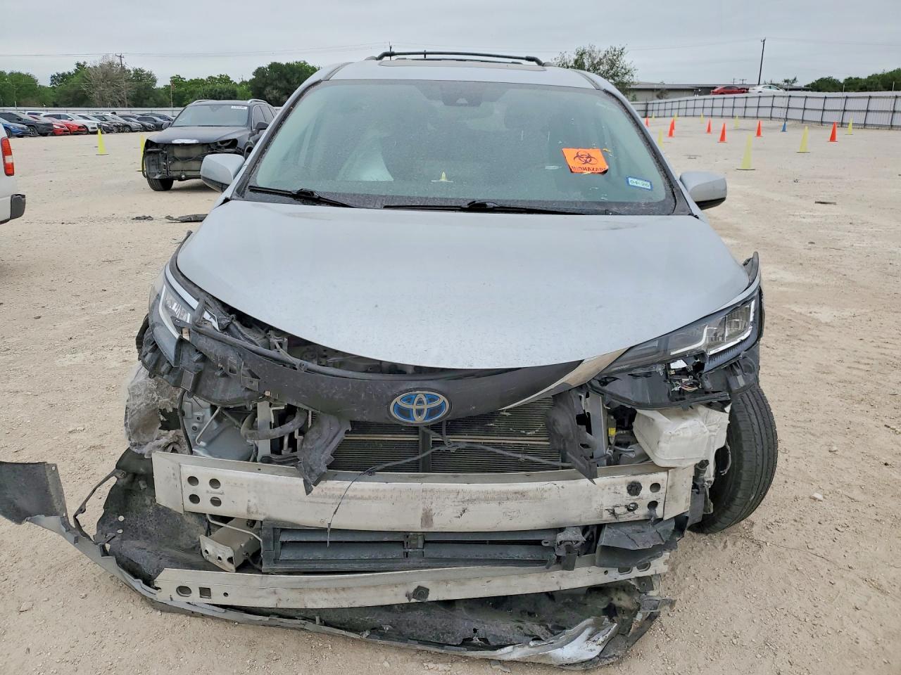2021 TOYOTA SIENNA XLE photo 9