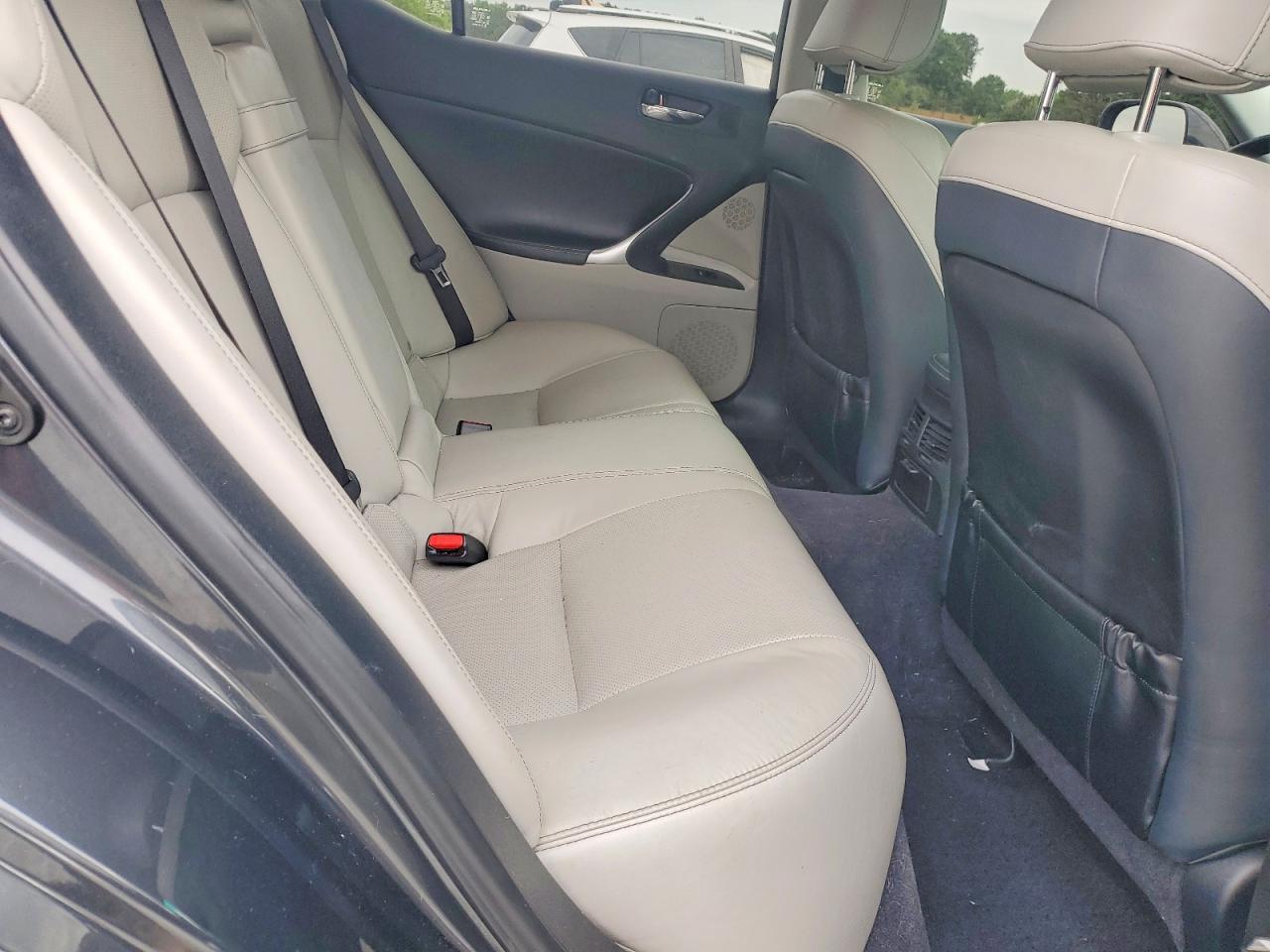 2011 LEXUS IS 350 photo 28