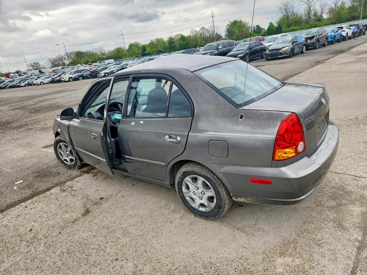 2005 HYUNDAI ACCENT GL photo 3