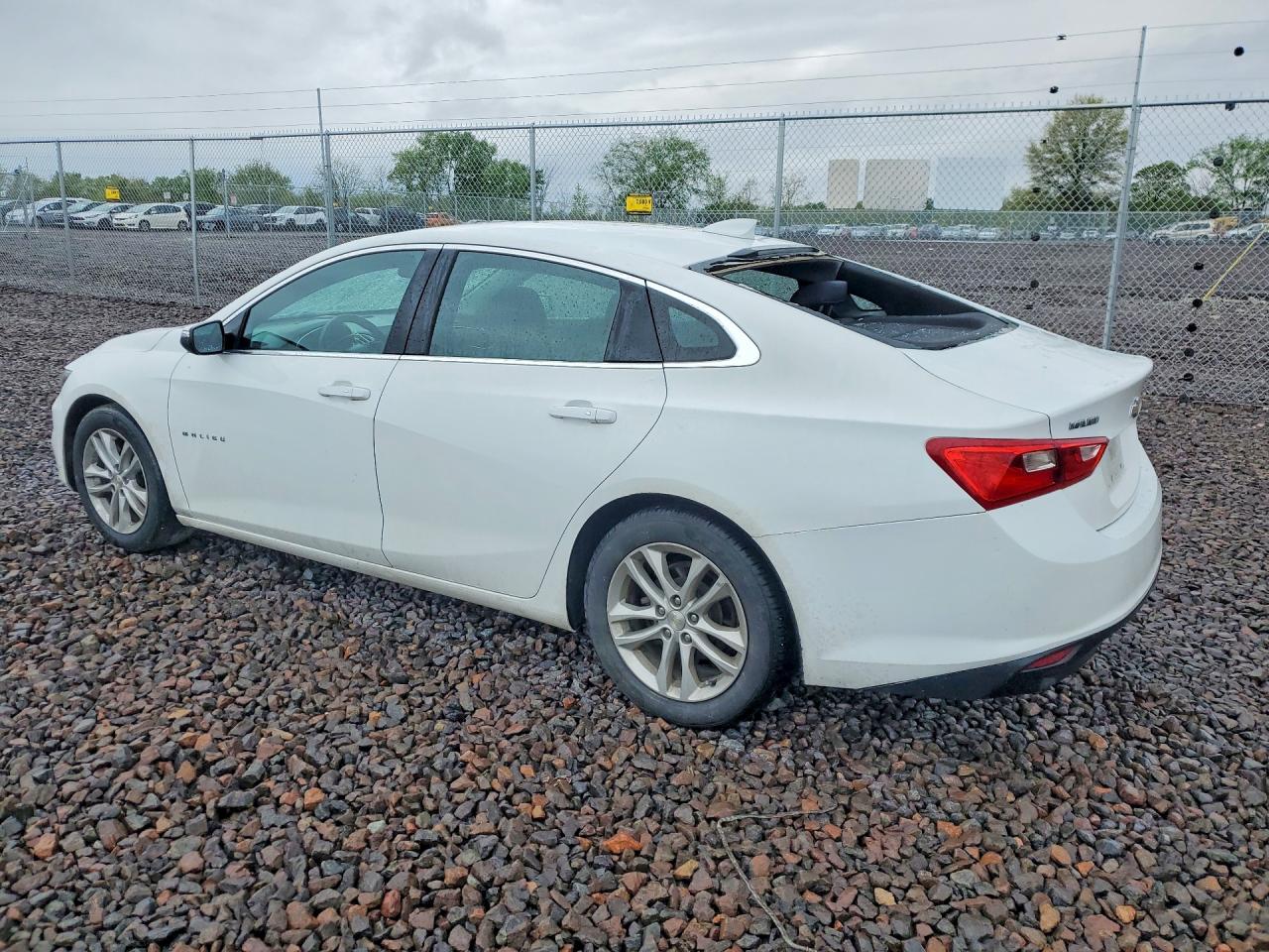 2017 CHEVROLET MALIBU LT photo 4