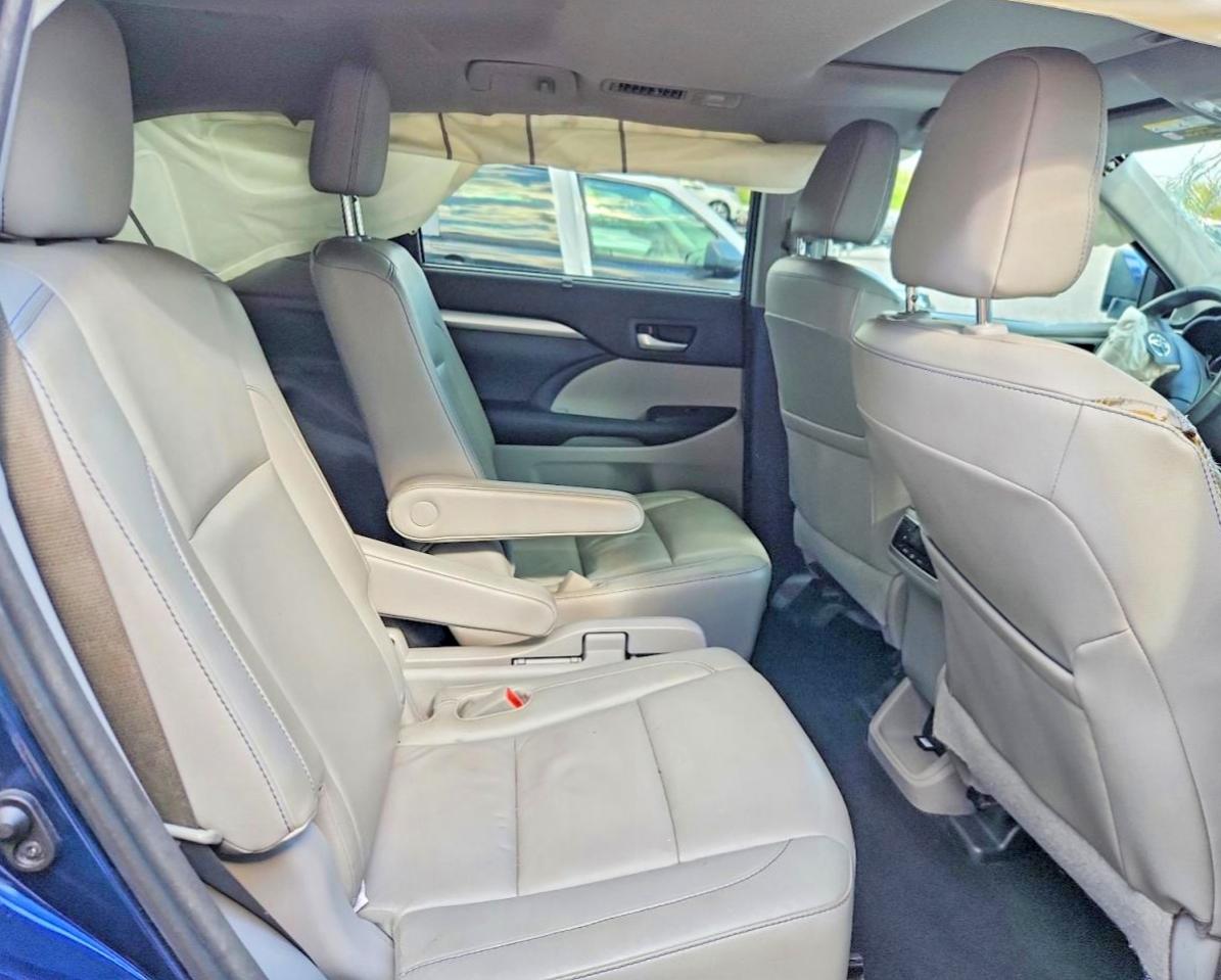 2016 TOYOTA HIGHLANDER XLE photo 28
