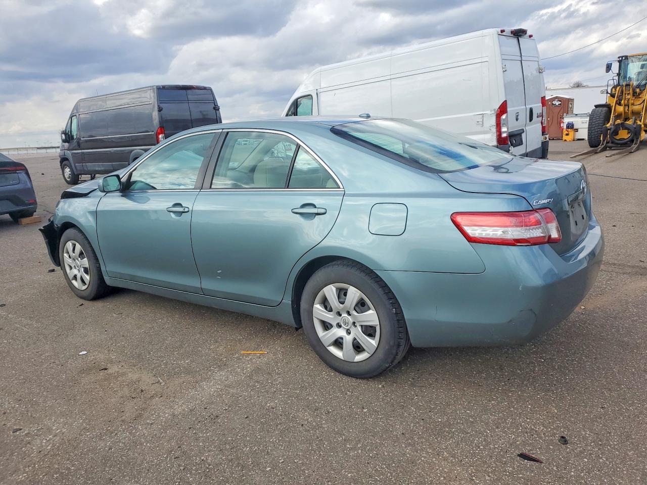 2011 TOYOTA CAMRY LE photo 2