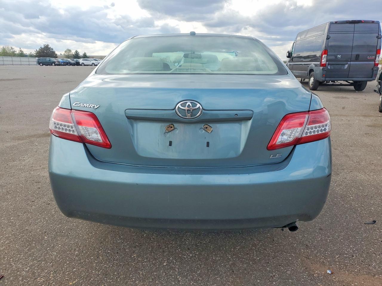 2011 TOYOTA CAMRY LE photo 6