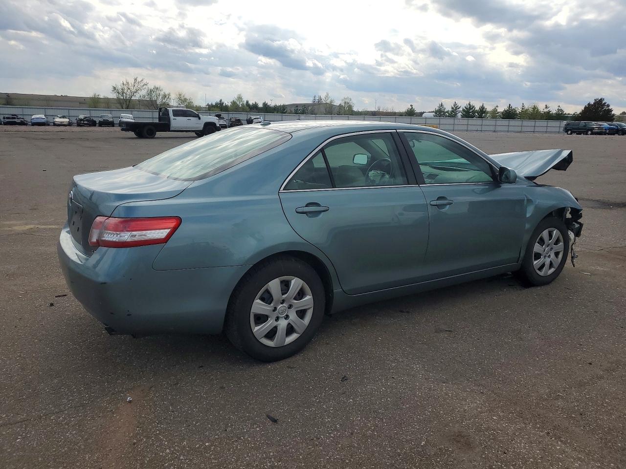 2011 TOYOTA CAMRY LE photo 3