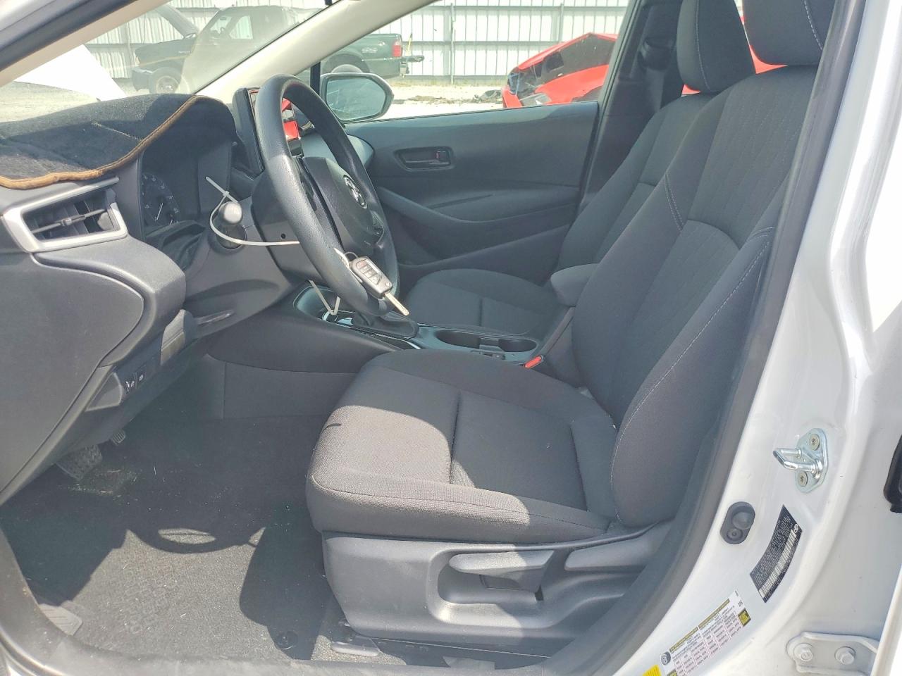 2025 TOYOTA COROLLA LE photo 13