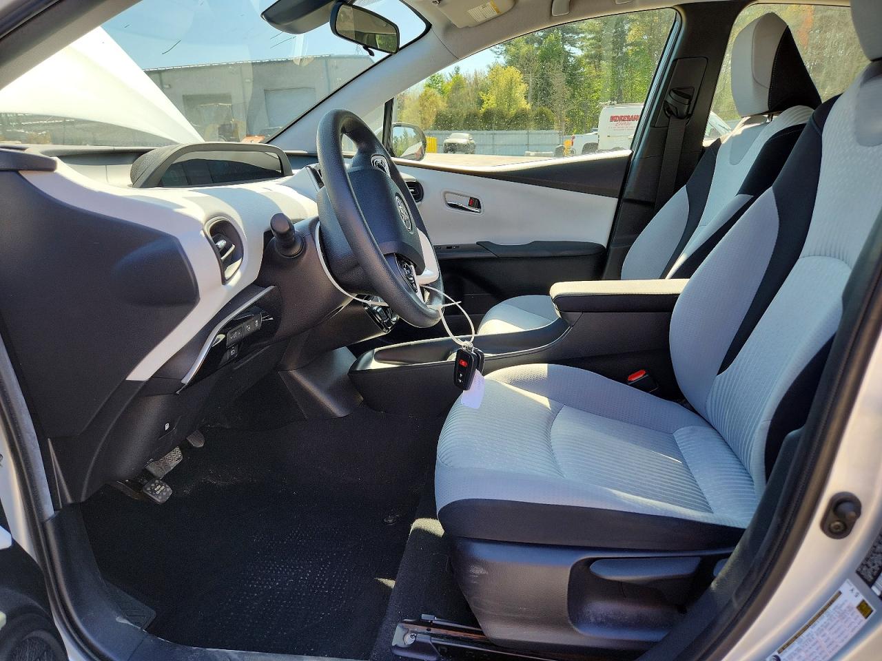 2018 TOYOTA PRIUS TWO photo 13