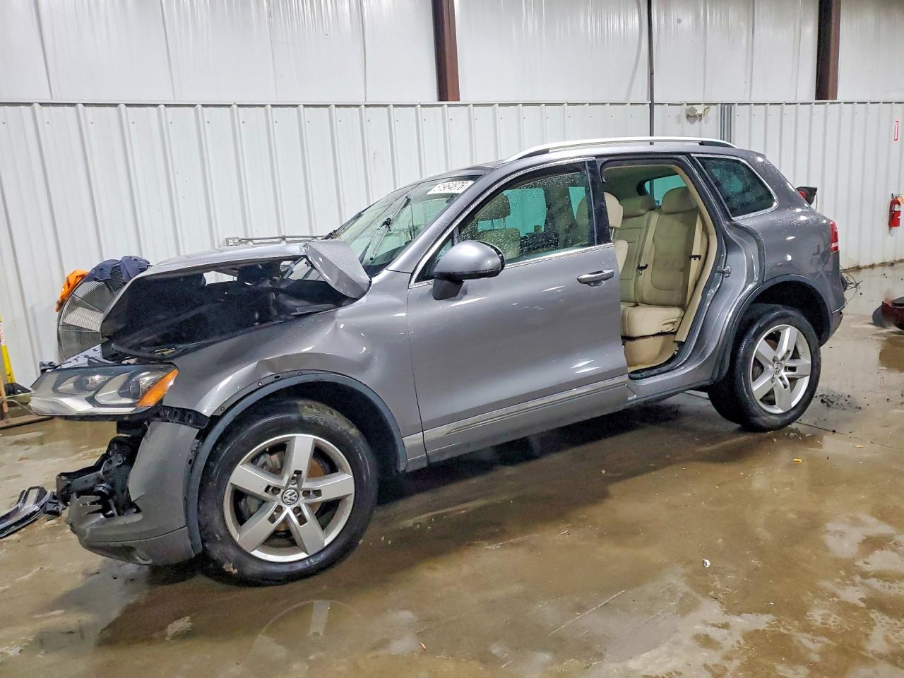 2011 VOLKSWAGEN TOUAREG