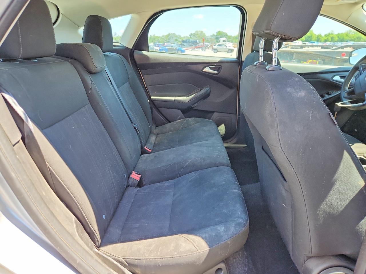 2015 FORD FOCUS SE photo 28