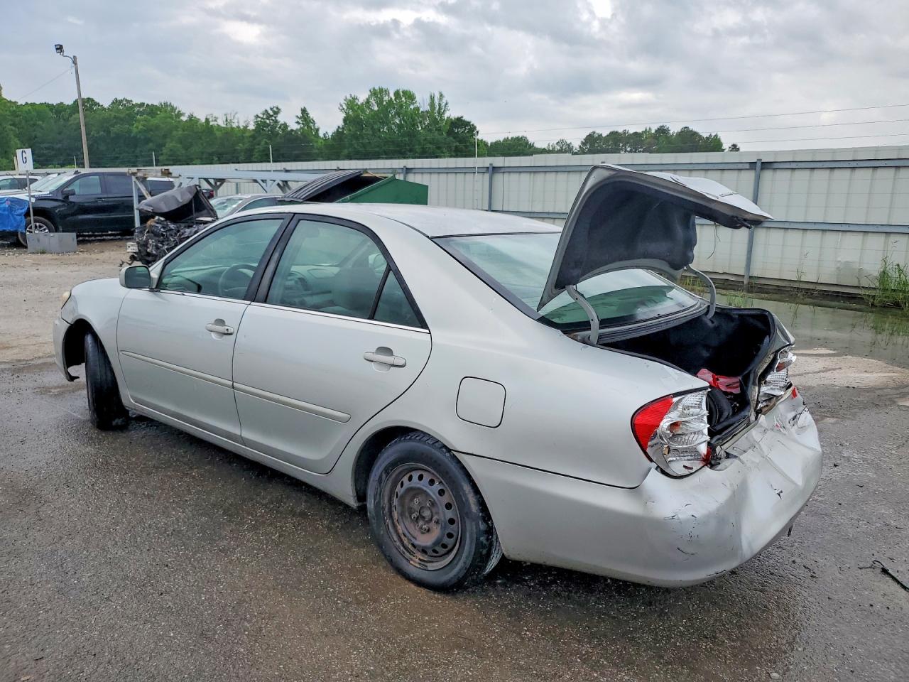 2002 TOYOTA CAMRY LE photo 3