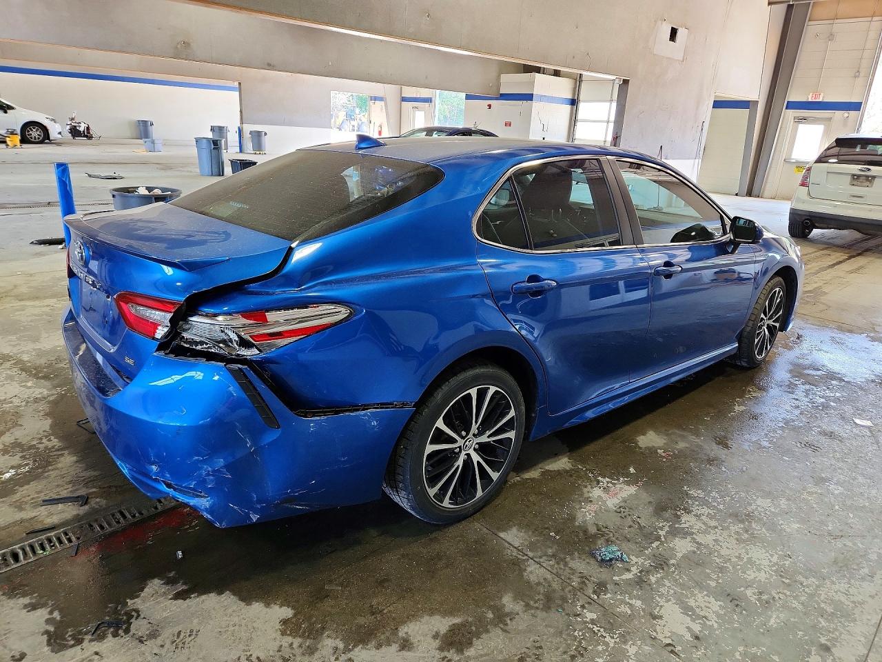 2019 TOYOTA CAMRY SE photo 3